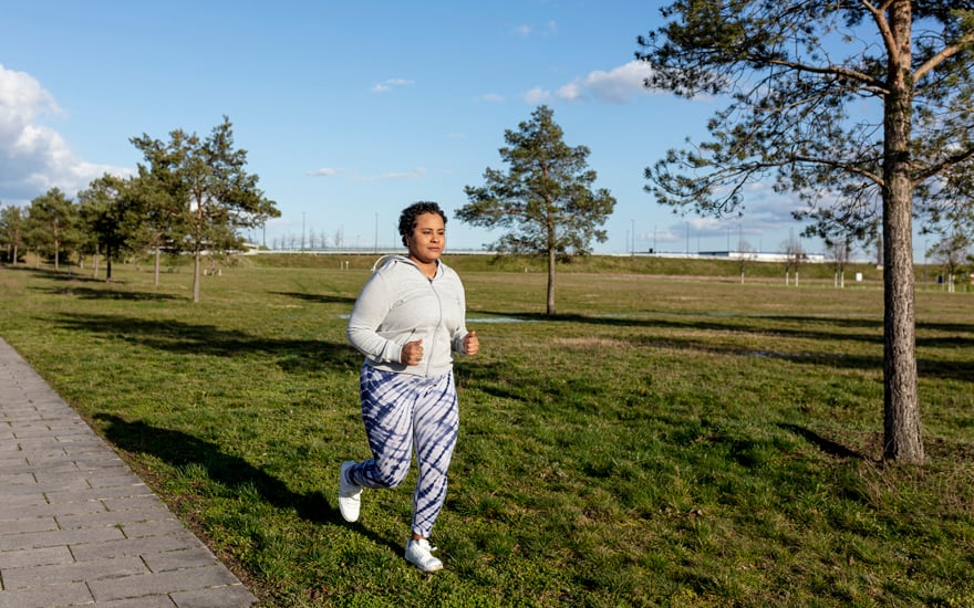 Black-woman-walking-briskly880x425.jpg