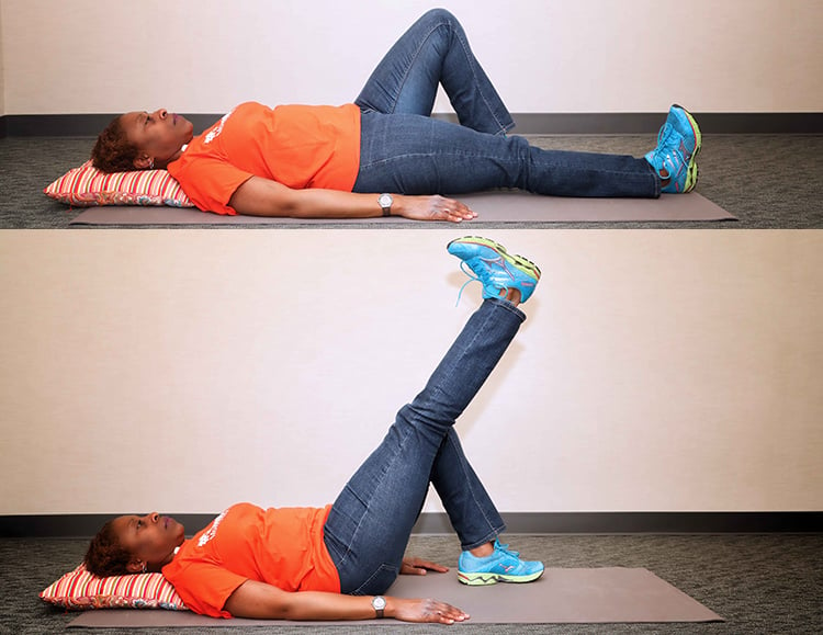 Un physiothérapeute montre comment faire un exercice d'élévation de la jambe droite.